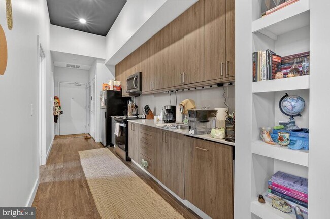 Building Photo - 525 N 41st St Unit 201