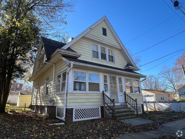 Building Photo - Charming 3-Bedroom Near IWU Rental