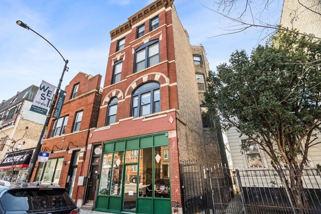 Building Photo - 1919 W Chicago Ave Unit 4