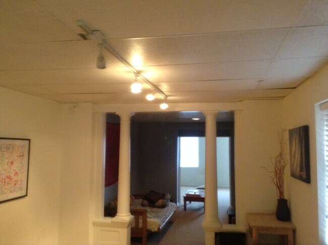 dining room - 1016 S Charles St Unit 2