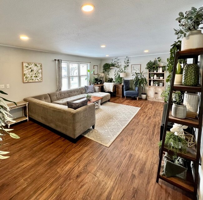 Photo - 309 W 6th St