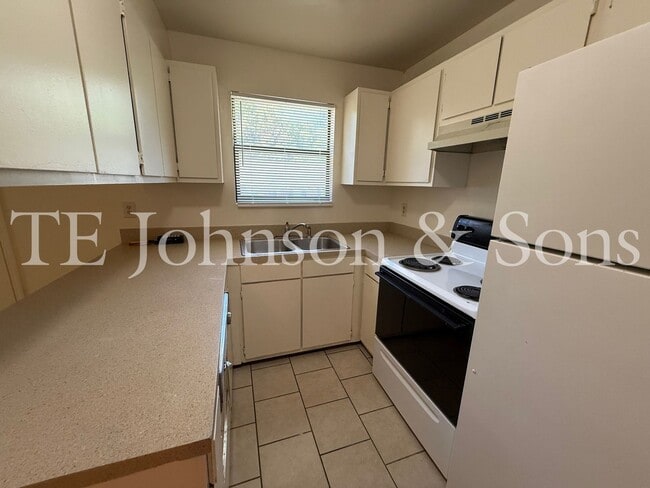 Photo - 2 Bedroom Utilities INCLUDED Unit 1604 Oak Croft C