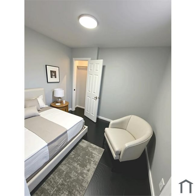 Photo - 3860 E 72nd St Unidad 2