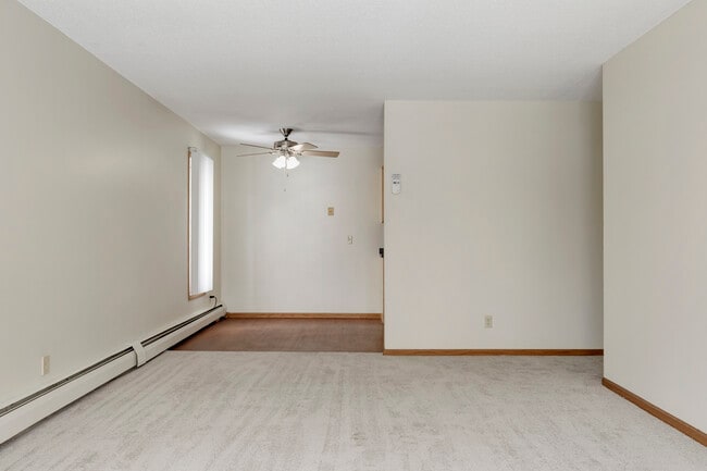 Sala de estar y comedor - View Pointe Apartments