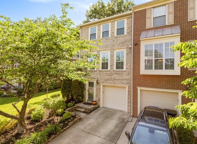 Building Photo - 1249 Quaker Hill Dr