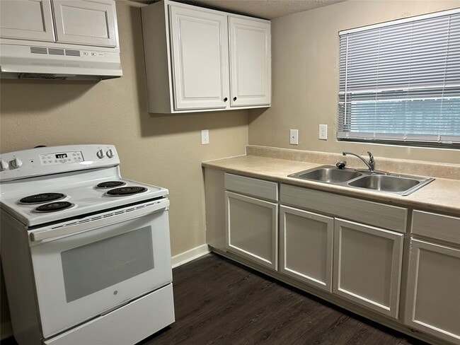 Photo - 3929 Lynnfield St