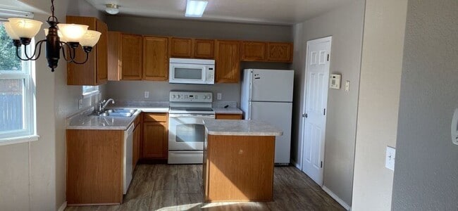 Photo - 2063 Fairweather Way