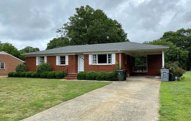 Building Photo - Charming full brick home!