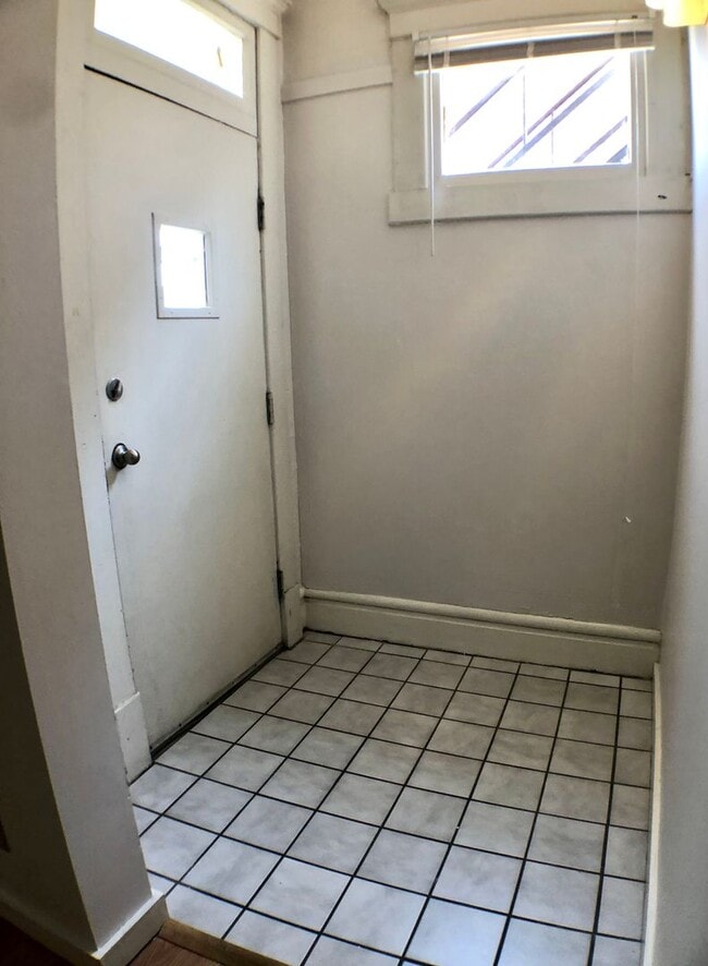 Photo - 1 Bed / 1 Bath on 10th Ave close to Wexner... Unit A