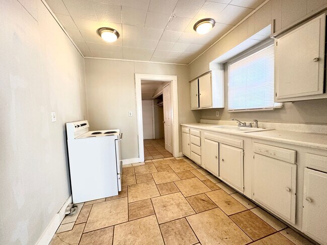 Photo - Pre-Leasing 2 bed 1 bath close to Texas Tech! Unit A