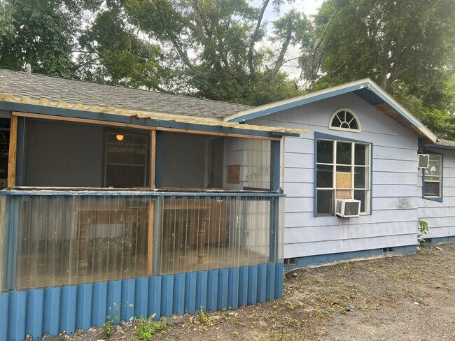 Photo - RYDEs Triplex 5739 7th St Ct E Bradenton Unit B