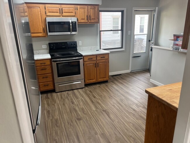 Photo - 3 Bedroom House Close to Columbian Park!