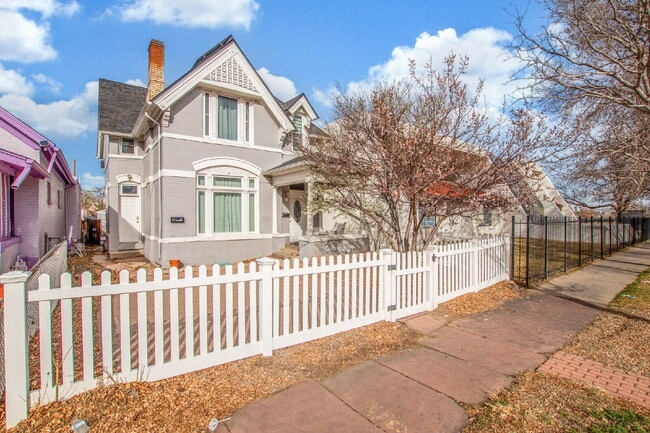 Photo - Lovely Victorian duplex for rent 2 bed / 1 bath Unit A