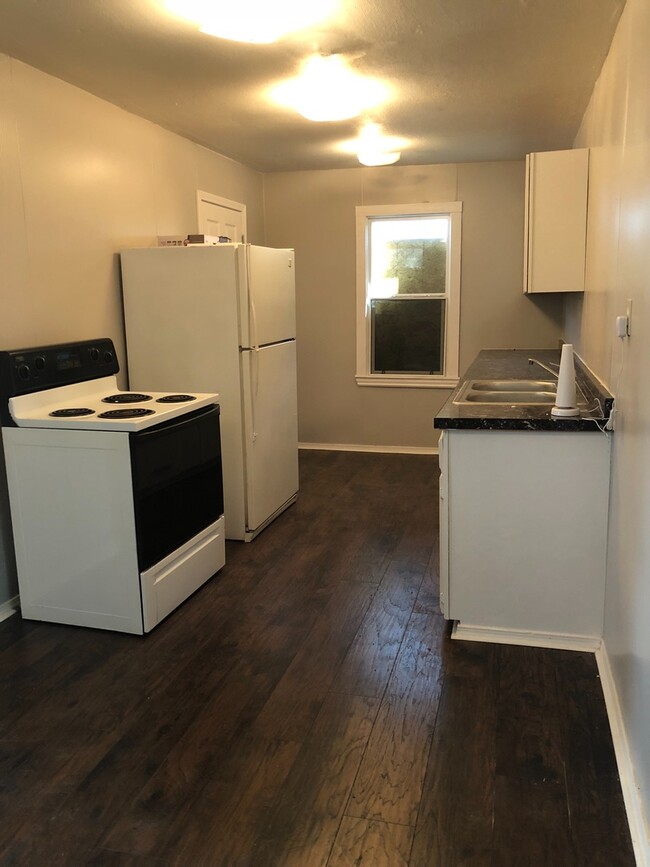 Photo - 3 Bedrooms 2 Baths 1 Car Garage Walking Di...