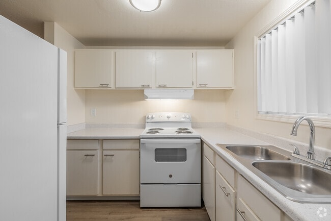 2BR, 1BA- 753SF - Kitchen - Colonial Villa Apartments