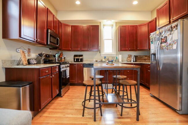 Photo - 1357 W Barry Ave Unidad CH1