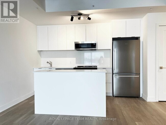 Photo - 1655 Carling Ave Unité B402