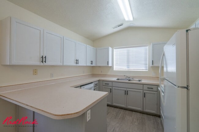 Building Photo - Small Dog Friendly! 3 Bedroom Single-Level... Unit 6 Rental
