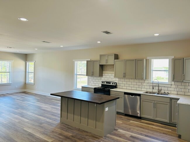 Building Photo - 1212 68th Ct