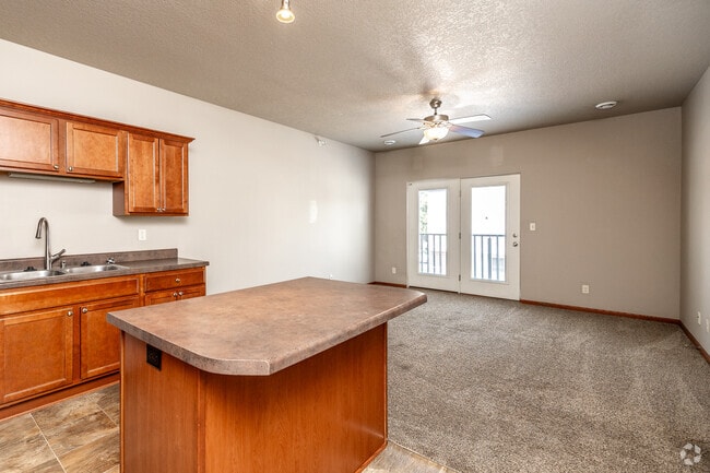 3BR, 2BA - 961 SF