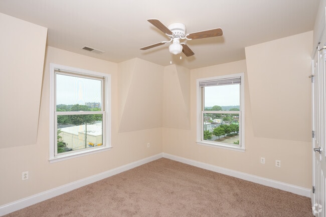 2BR, 2BA - 913SF - Primary Bedroom