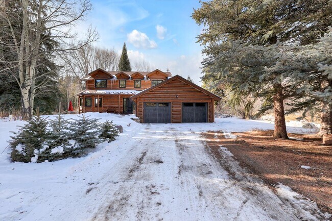 Photo - Luxury 3 bedoom/3 bathroom Home w/ Hot Tub