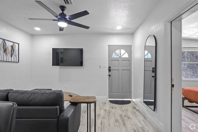 Building Photo - 620 S Lake Formosa Dr Rental