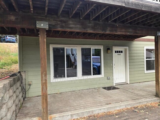 Photo - 1063 NE B St