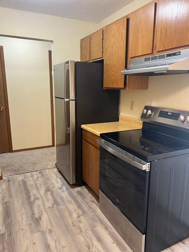 Building Photo - Benton Heights Unit 208