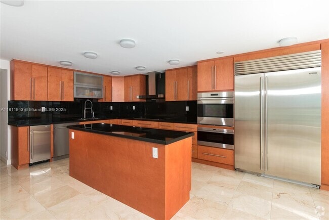 Building Photo - 400 S Pointe Dr Unit 606 Rental