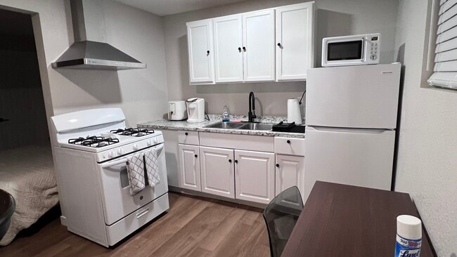 Building Photo - 558 S 2nd St Unit Apartment 10