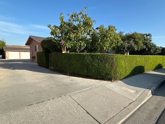 Building Photo - 608 N Orange Ave Unit C