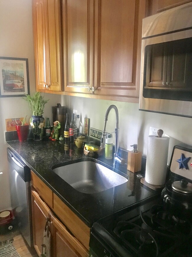 Kitchen - 215 E Bellefonte Ave Unidad 1
