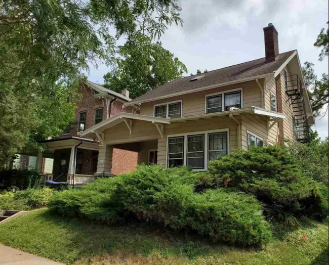 Photo - 613 E College St