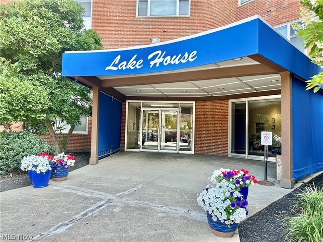 Photo - 11850 Edgewater Dr