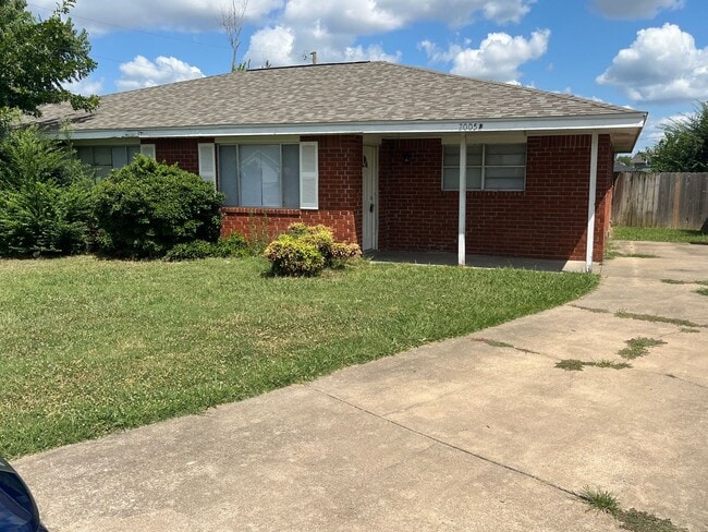 Building Photo - Great Rogers location duplex Rental