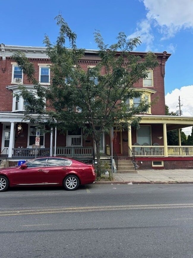 Building Photo - 1632 Derry St Rental