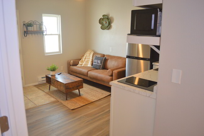 Living room - 618 Hudson Bay Dr House Unit B