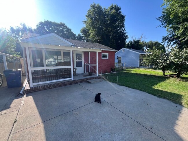 Building Photo - Cute 2 Bedroom 1 Bath