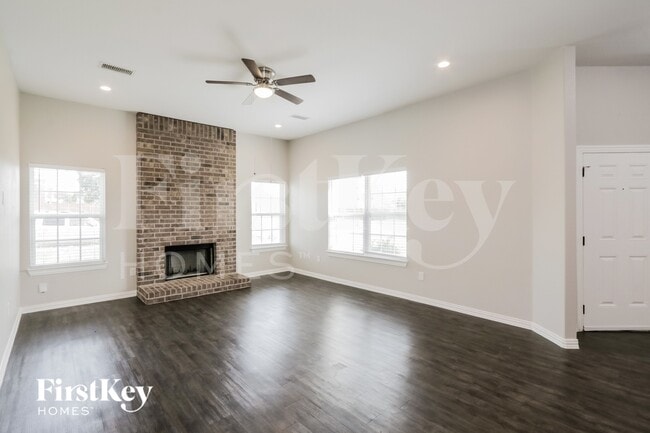1633 Mockingbird Ln