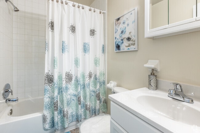1BR, 1BA - 637SF