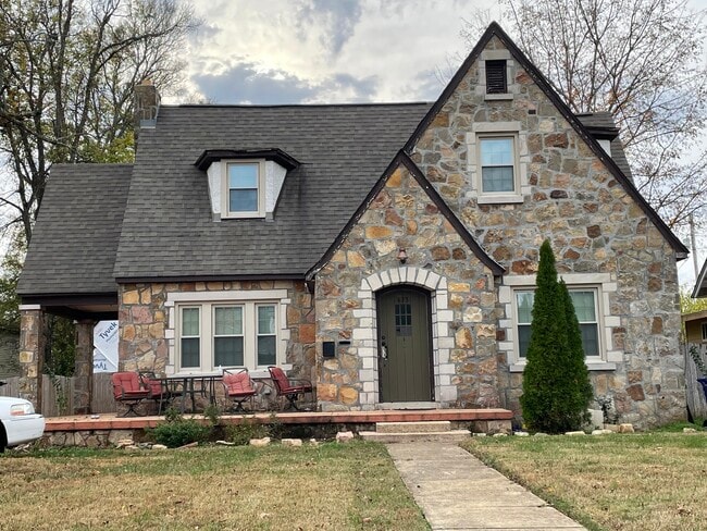 Front of Duplex - 433 N Cypress St Unit B