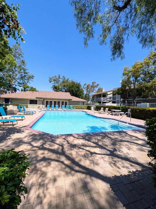 Building Photo - MOVE-IN READY – 1 BEDROOM CONDO IN GATED TUSTIN COMMUNITY (UNIT 70) Unit 70