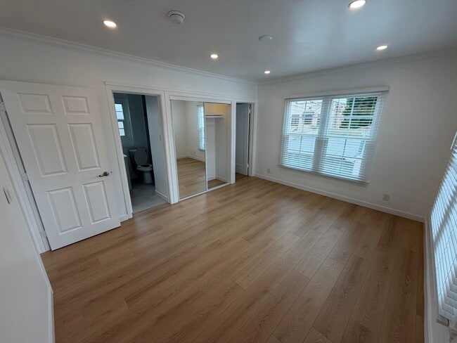 Dormitorio principal n.° 1 (planta superior) - 1754 N Alexandria Ave Unidad 1/2