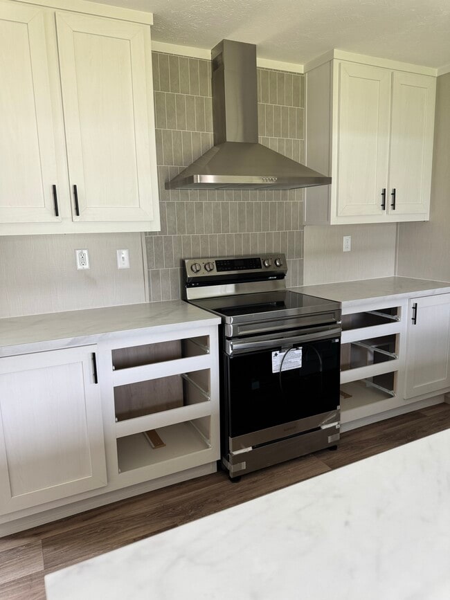 Building Photo - 703 House St