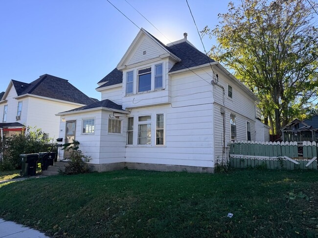 Building Photo - 1414 W 14th St Unit Upstairs