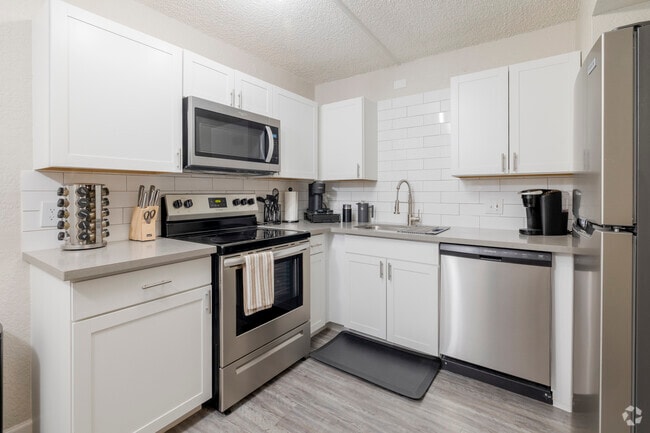 2BR, 2BA - 925SF - Kitchen