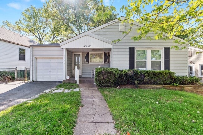 2 bedroom Single Family Home with Fenced i... - 2 bedroom Single Family Home with Fenced i...