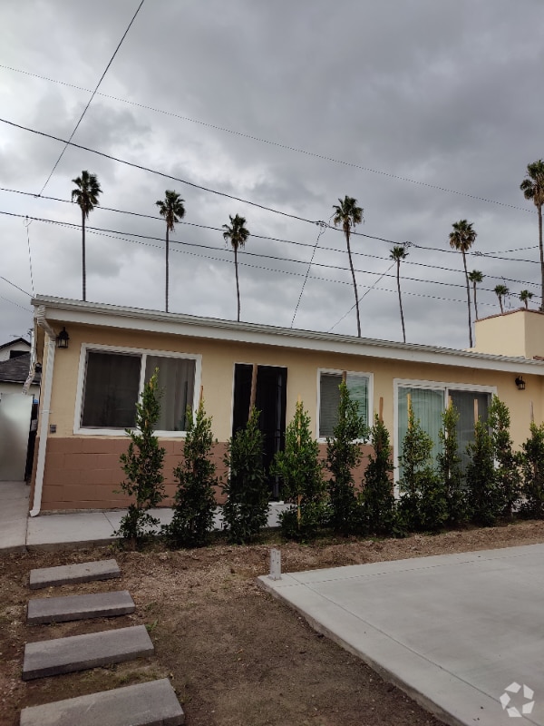 Building Photo - 2321 Hillcrest Dr Unit 2321 1/2 Rental