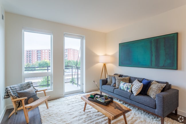 1BR,1BA,753SF